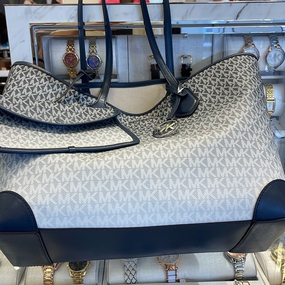 Michael Kors Eva Large Ombré Signature Logo Tote Bag
Navy
NWT - Picture 6 of 16